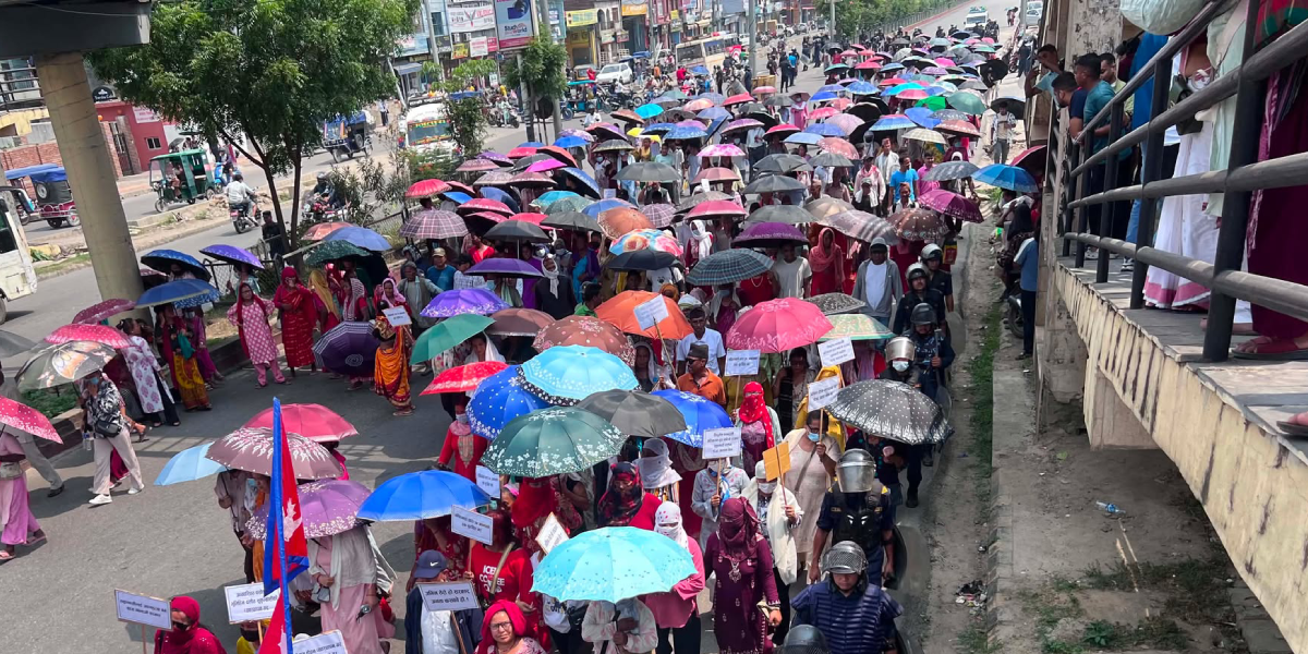 बुटवलमा देशभरका भूमिहीनको शक्ति प्रदर्शन सुरु, छाता ओडेर सडकमा ओर्लिए