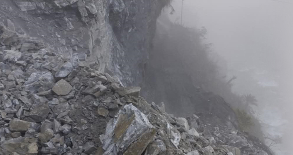 पहिरो खस्दा मेची राजमार्ग अवरुद्ध