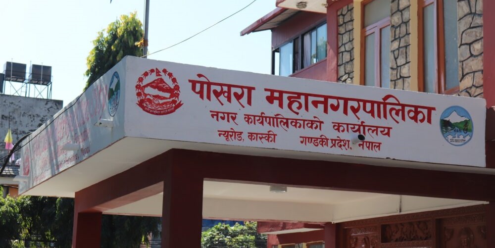 पोखरा महानगरद्वारा ५१ वटा अतिक्रमित टहरामा डोजर, मेयर आचार्य स्थलगत निरीक्षणमा