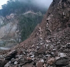 बेनी–जोमसोम सडक अवरुद्ध, दर्जनौँ सवारीसाधन बीचबाटोमै रोकिए