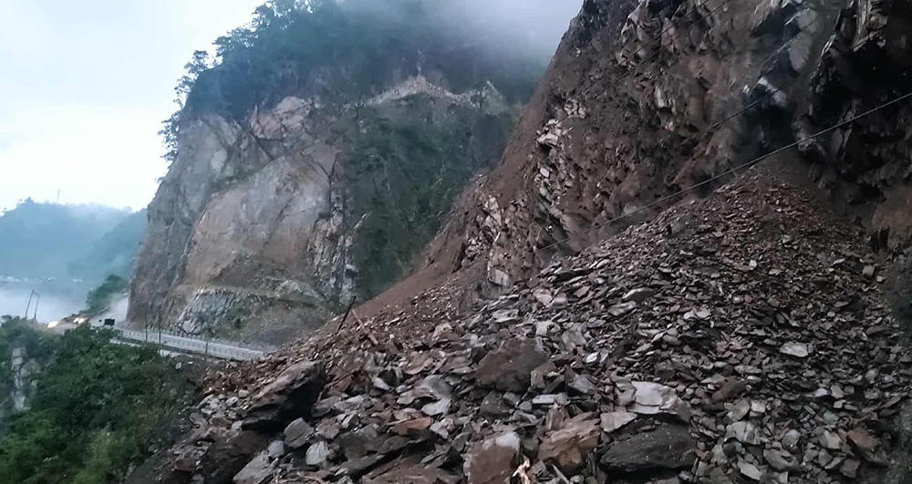 बेनी–जोमसोम सडक अवरुद्ध, दर्जनौँ सवारीसाधन बीचबाटोमै रोकिए
