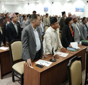 सदनमा प्रधानमन्त्री खोजेर विपक्षीको अवरोधपछि भोलिसम्मलाई प्रतिनिधिसभा बैठक स्थगित