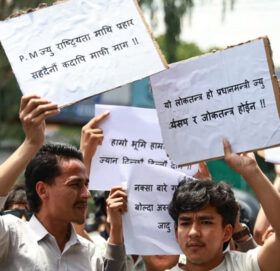 प्रधानमन्त्री बालेनको राजीनामा माग्दै सडकमा निस्कियो नेविसंघ