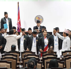 संसदमा हर्क साम्पाङको पार्टीको विरोध, बेल घेराउ गर्दै नाराबाजी
