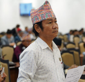 आज पनि संसद बैठकमा प्लेकार्ड बोकेर उभिए हर्क साम्पाङ
