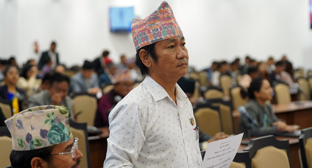आज पनि संसद बैठकमा प्लेकार्ड बोकेर उभिए हर्क साम्पाङ