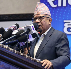 ओलीलाई अगाडी राखेर नेपाल, प्रचण्ड र खनालले भने : कम्युनिस्टहरूबीच तत्कालै एकता आवश्यक छ
