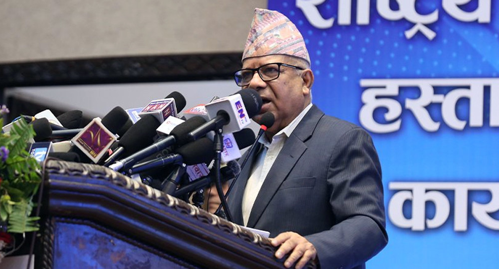 ओलीलाई अगाडी राखेर नेपाल, प्रचण्ड र खनालले भने : कम्युनिस्टहरूबीच तत्कालै एकता आवश्यक छ