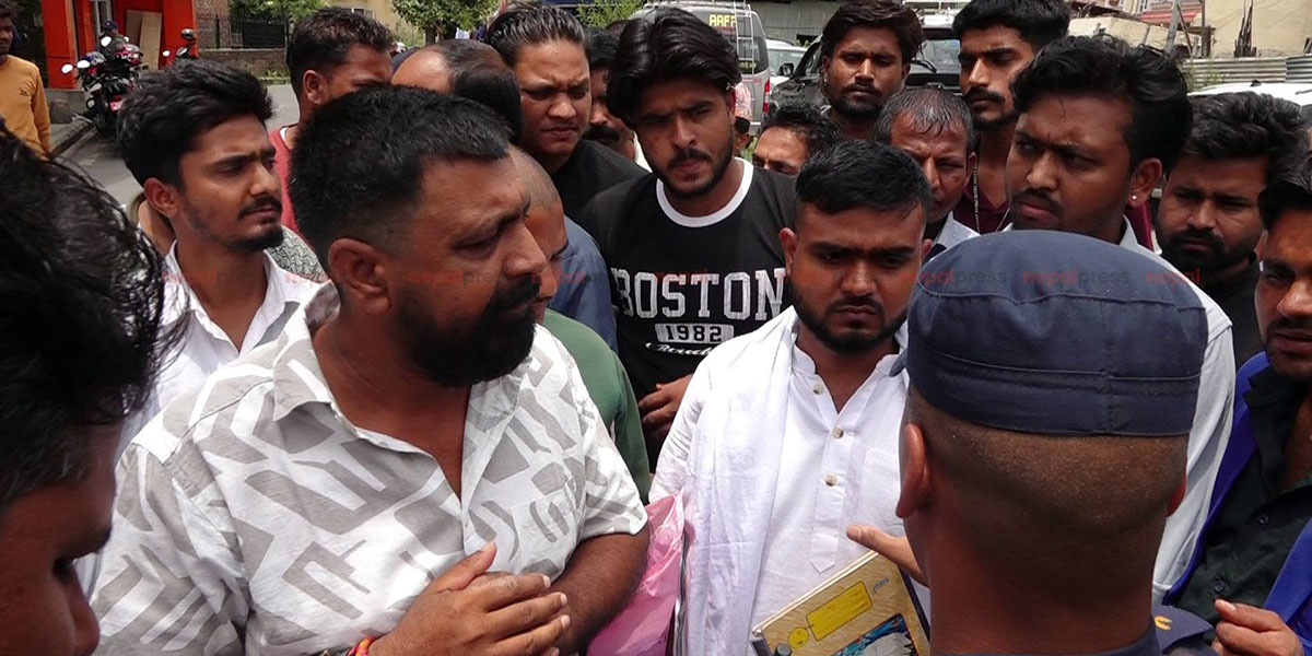 घण्टीघरमा बाराका कार्यकर्ताको विरोध, बहुमतबाट निर्वाचित पदाधिकारीलाई मान्यता दिन माग