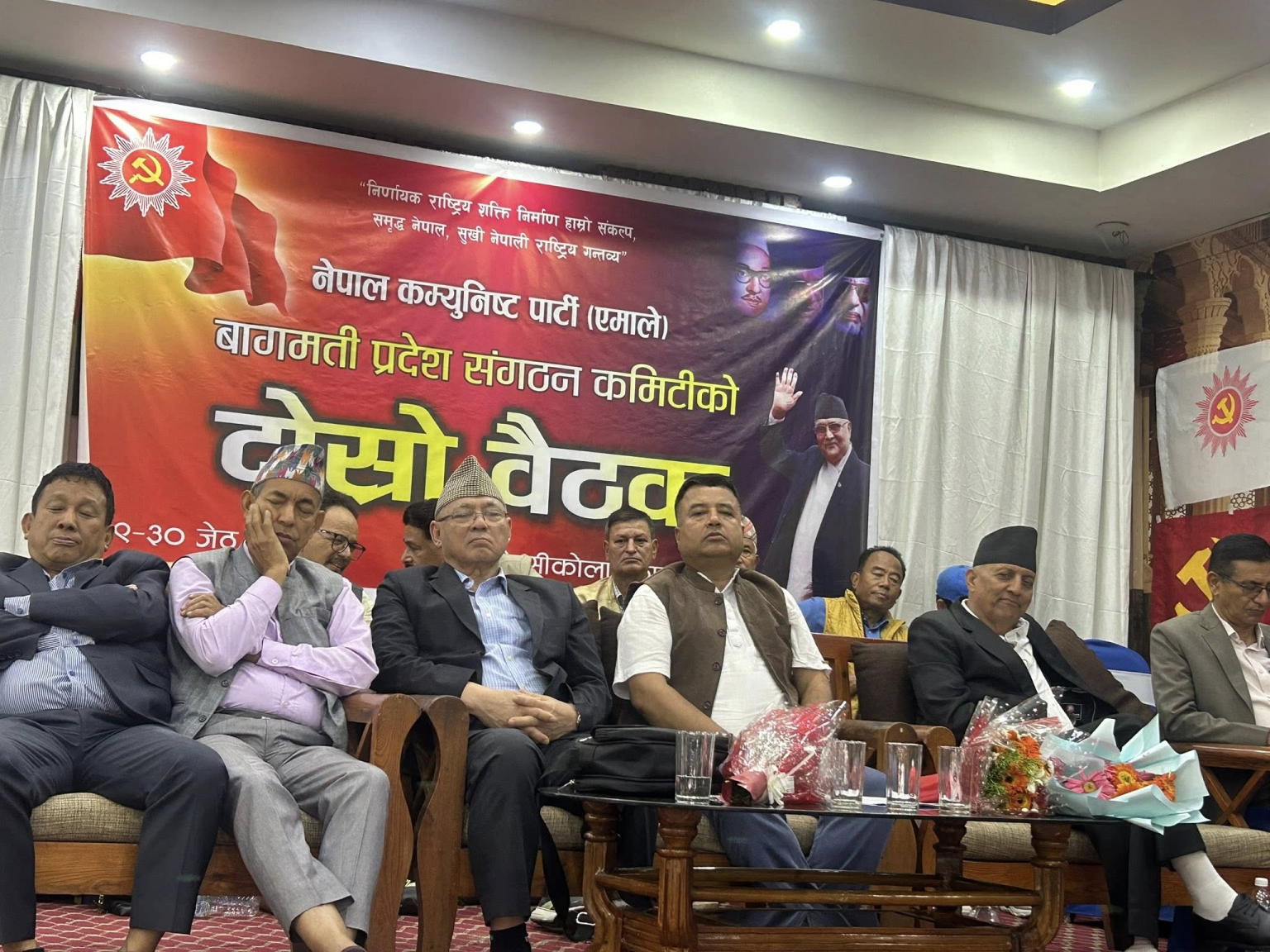 बागमती प्रदेश कमिटीसँग सुझाव लिँदै कार्यदल, लगत्तै गुण्डुमा ओलीसँग छलफल
