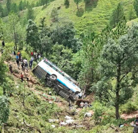 धनगढीबाट बैतडीतर्फ जाँदै गरेको यात्रुवाहक बस दुर्घटना