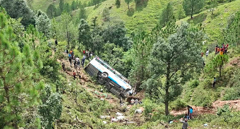 धनगढीबाट बैतडीतर्फ जाँदै गरेको यात्रुवाहक बस दुर्घटना