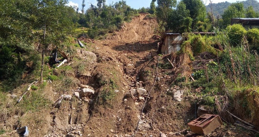 पहिरोसहितको बाढी घरमा पस्दा एक महिलाको मृत्यु, चारजना घाइते