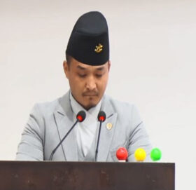 रोस्ट्रममा पुग्नासाथ आँशाभरी आँशु बनाएर भावुक बने गृहमन्त्री गुरुङ