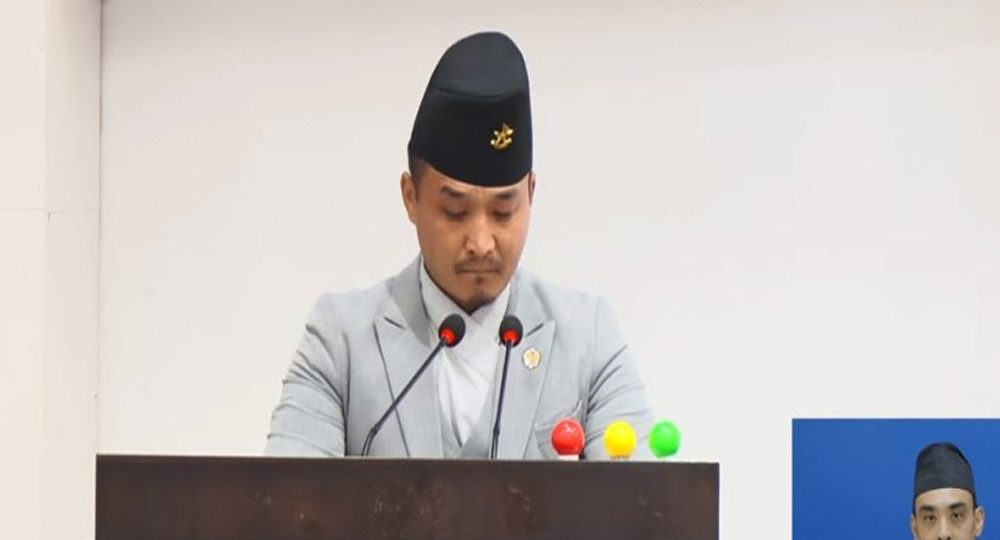रोस्ट्रममा पुग्नासाथ आँशाभरी आँशु बनाएर भावुक बने गृहमन्त्री गुरुङ