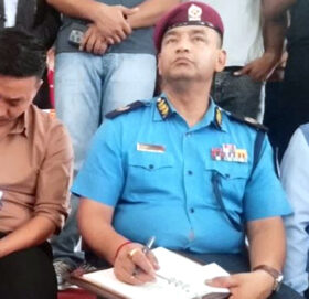 जनकपुरबाट हिंडेरै काठमाडौं आउँदै गरेका मिटरब्याज पीडित भेट्न निजगढ पुगे गृहमन्त्री