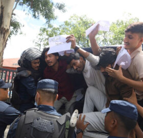 शिक्षामन्त्रीविरुद्ध ‘नेपो बेबी मुर्दावाद’ भन्दै प्रदर्शन गर्ने पाँच जना पक्राउ