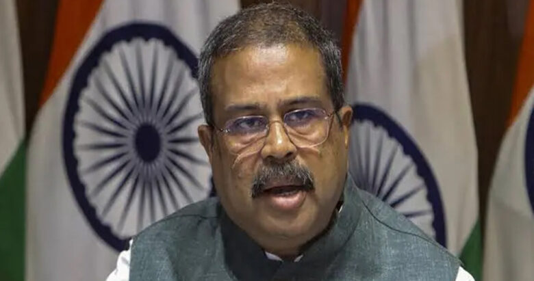 अन्ततः विवादित पेपर लिक प्रकरणपछि भारतका शिक्षामन्त्री प्रधानले दिए राजीनामा