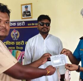 गुडिरहेको मोटरसाइकलमा उभिएर भिडियो बनाएका सांसद बब्लु गुप्तालाई ५०० रुपैयाँ जरिबाना