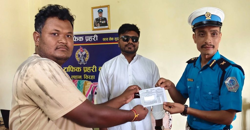 गुडिरहेको मोटरसाइकलमा उभिएर भिडियो बनाएका सांसद बब्लु गुप्तालाई ५०० रुपैयाँ जरिबाना