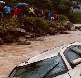 सुनकोशी कार दुर्घटनामा तीन जना बेपत्ता, खोजीका लागि सशस्त्रको गोताखोर परिचालन