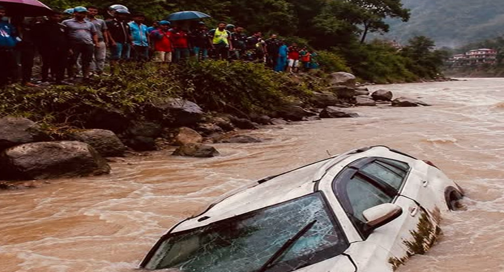 सुनकोशी कार दुर्घटनामा तीन जना बेपत्ता, खोजीका लागि सशस्त्रको गोताखोर परिचालन