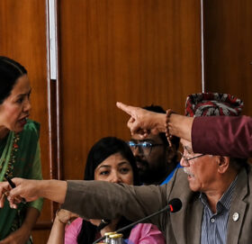 बञ्चरेडाँडा फोहोर व्यवस्थापन बैठकमा आशिका र मेयरहरुबीच चर्काचर्की, आक्रोशित हुँदै बाहिरिइन्