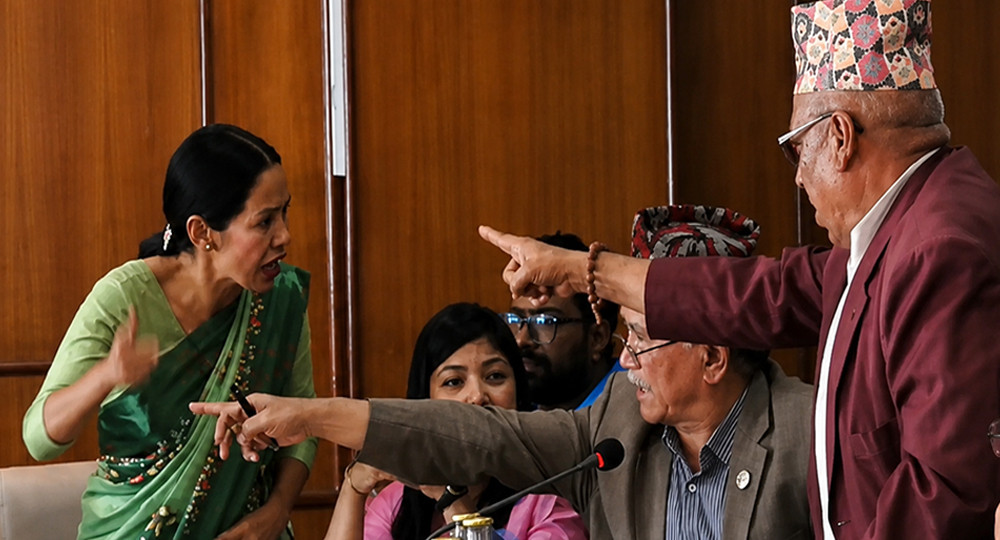 बञ्चरेडाँडा फोहोर व्यवस्थापन बैठकमा आशिका र मेयरहरुबीच चर्काचर्की, आक्रोशित हुँदै बाहिरिइन्