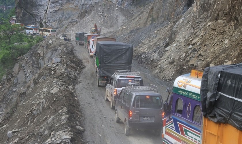 पहिरो पन्छाएपछि सञ्चालनमा आयो पृथ्वी राजमार्ग