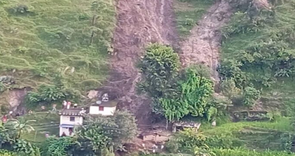 बाजुरामा पहिरोले आधा दर्जनभन्दा बढी घरमा क्षति