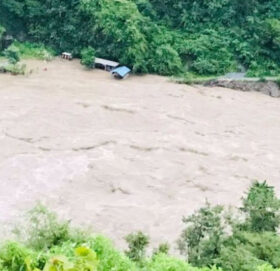 कालीगण्डकीको बाढीले मिर्मी–हर्मीचौर जोड्ने बेलिब्रिज बगायो, सेतीवेणी बजार डुबानमा