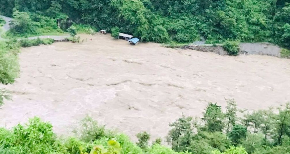 कालीगण्डकीको बाढीले मिर्मी–हर्मीचौर जोड्ने बेलिब्रिज बगायो, सेतीवेणी बजार डुबानमा