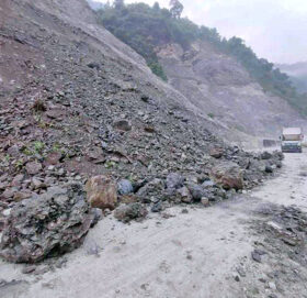 पहिरोले मुग्लिन–नारायणगढ सडक अवरुद्ध, खुल्न २ घण्टा लाग्ने