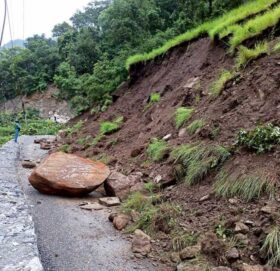 पहिरोको कर्णाली राजमार्ग अवरुद्ध