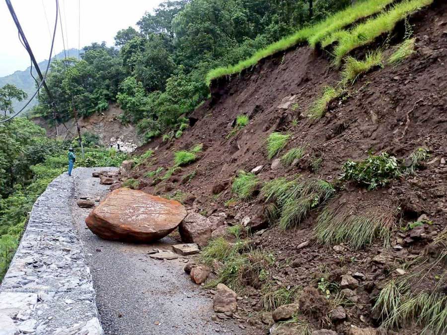 पहिरोको कर्णाली राजमार्ग अवरुद्ध