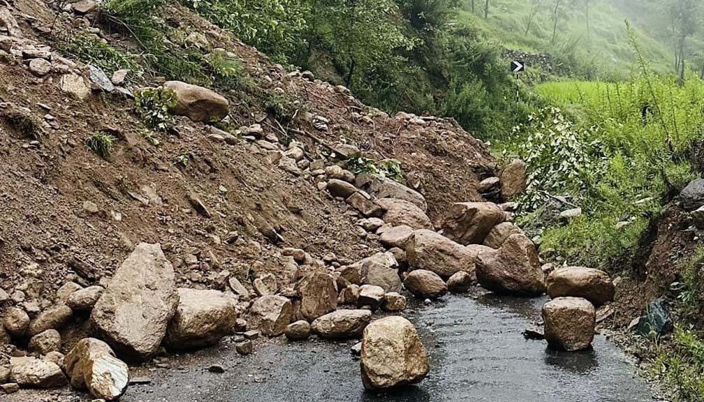 पहिरोले साँफे–मार्तडी सडकखण्ड अवरुद्ध
