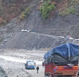 बाढीपहिरोको जोखिम बढेपछि कान्ति राजमार्गमा राति सवारी आवागमन बन्द