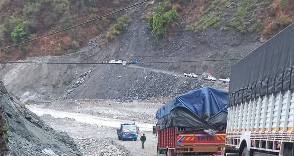 बाढीपहिरोको जोखिम बढेपछि कान्ति राजमार्गमा राति सवारी आवागमन बन्द