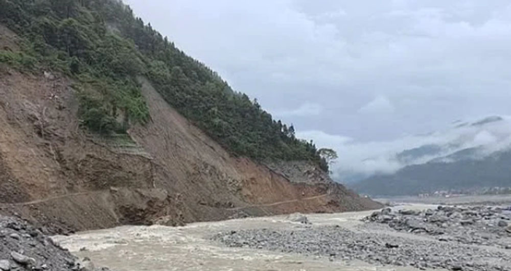 पहिरोले त्रिशूली–वेत्रावती सडक भासियो, यातायात ठप्प