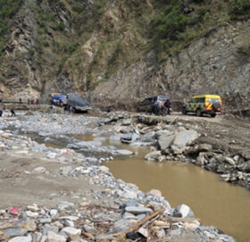 पहिरोले बिपी राजमार्ग अवरुद्ध, वर्षाले थप समस्या