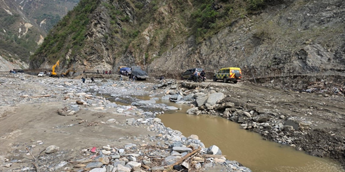 पहिरोले बिपी राजमार्ग अवरुद्ध, वर्षाले थप समस्या